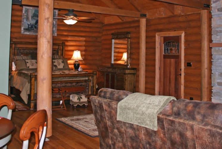 Honeymoon Cabin Suite at Wildberry Lodge, suite living area