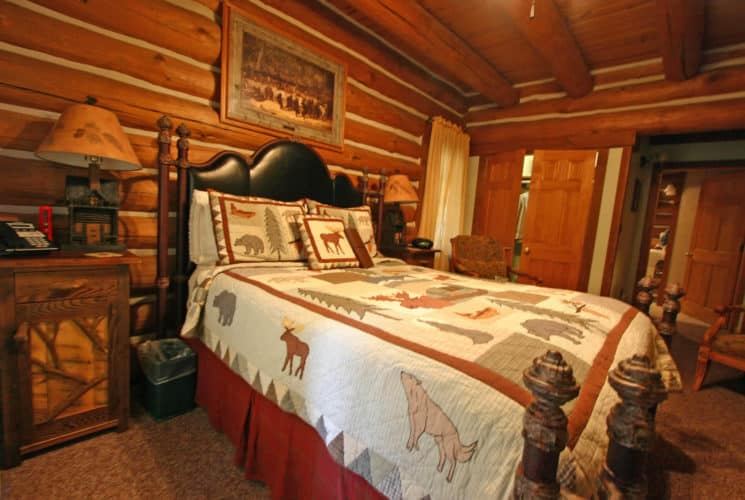 Raspberry Room at Wildberry Lodge, main level room with wildlife quilt